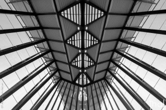 Prise de vue intérieure de la structure du toit de la Gare Saint-Exupery