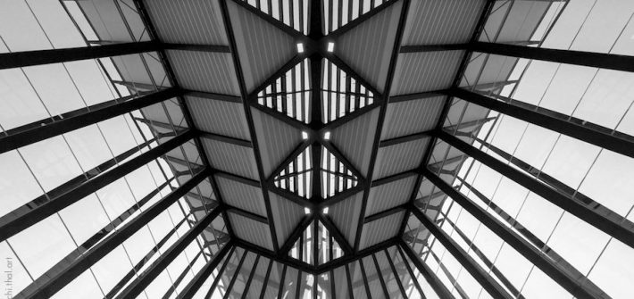 Prise de vue intérieure de la structure du toit de la Gare Saint-Exupery