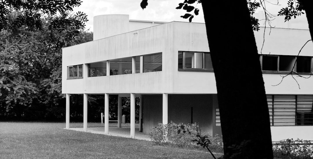 La villa Savoye de Le Corbusier vue à travers les arbres
