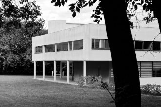 La villa Savoye de Le Corbusier vue à travers les arbres