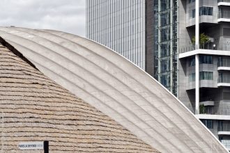 Courbes de la toiture du Cnit à Paris La Défense