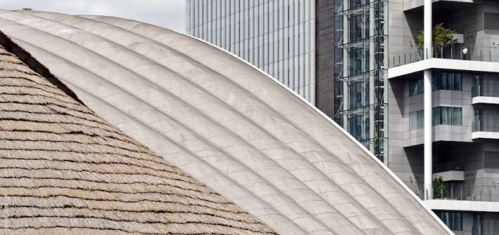 Courbes de la toiture du Cnit à Paris La Défense