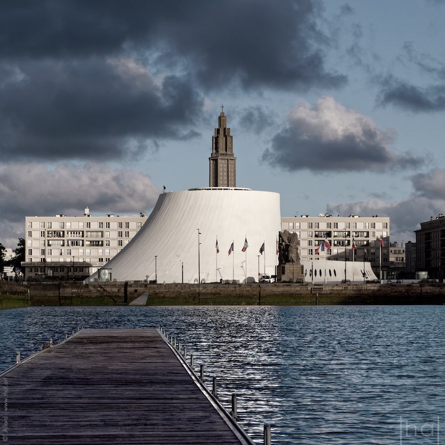 Le Volcan du Havre avec l'église Saint-Joseph