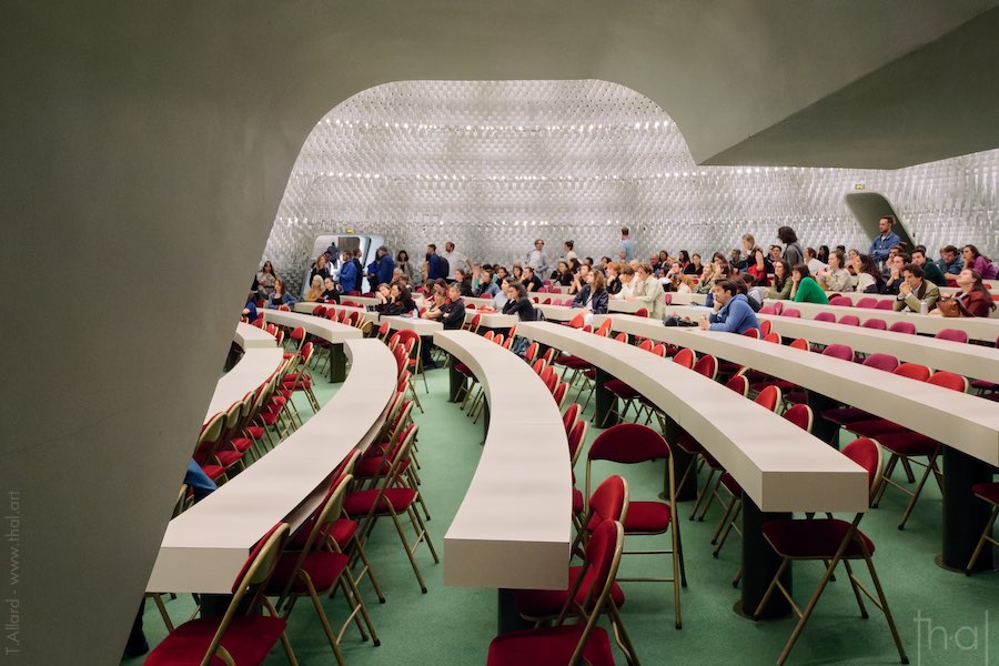 Intérieur de la salle du dôme de l'espace Niemeyer à Paris