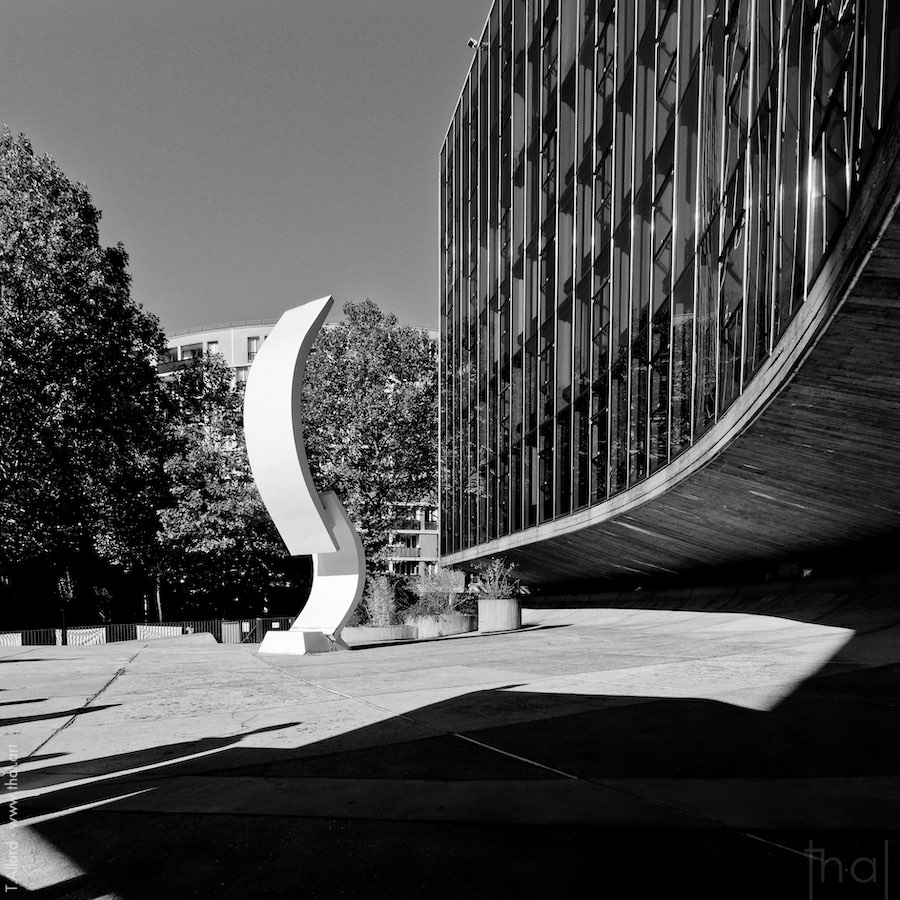 Sculpture d'Oscar Niemeyer devant le siège du parti communiste