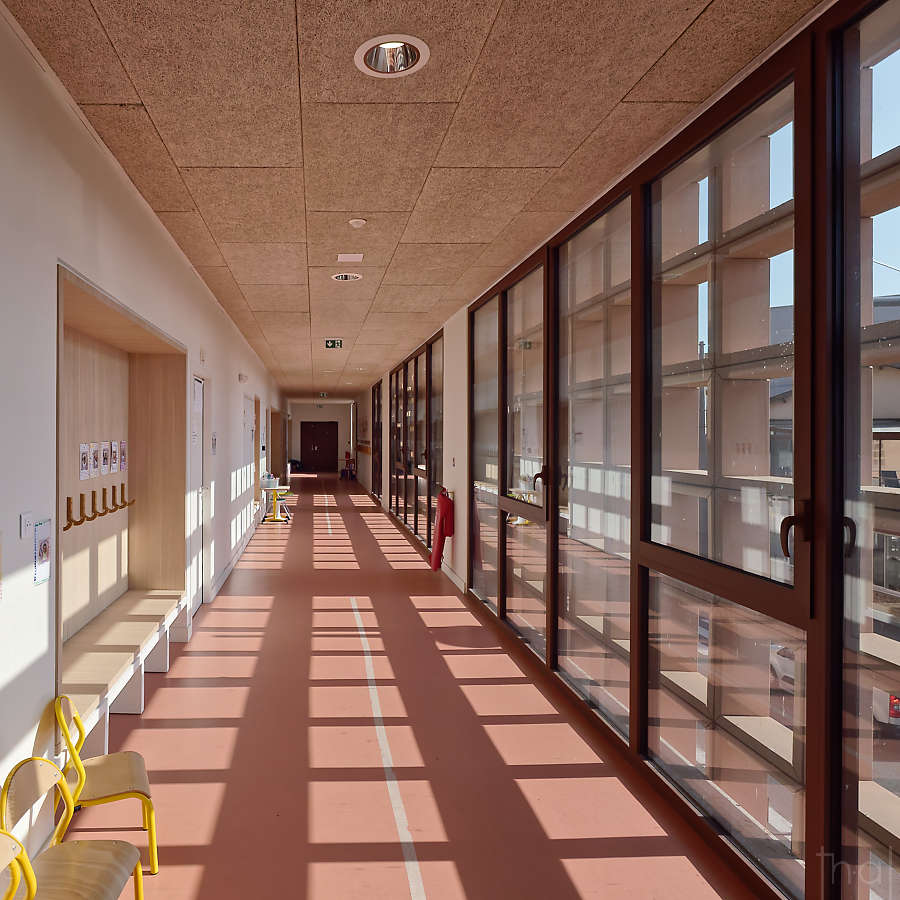 Couloir dans l'école Simone Veil de Villeurbanne