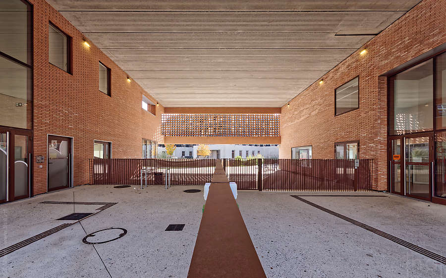 Entrée couverte et préau de l'école Simone Veil à Villeurbanne