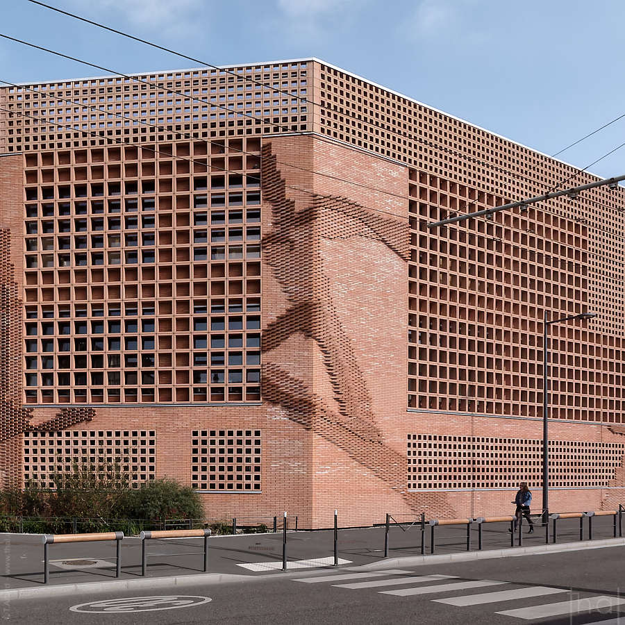 Façade sculptée en brique rouge de l'école Simone Veil